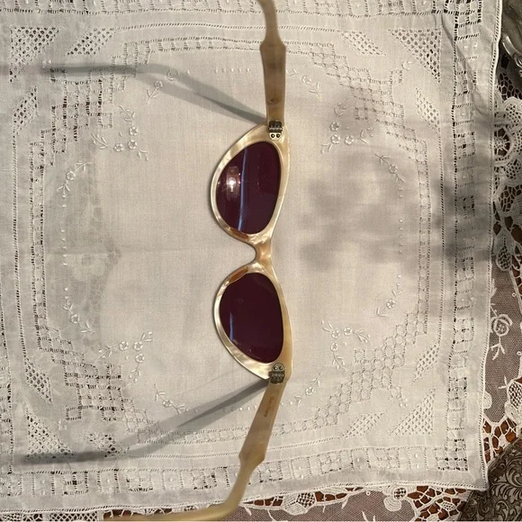 1950s mimics mother of pearl Cat-Eye Sunglasses with Red Lenses - Picture 6 of 9
